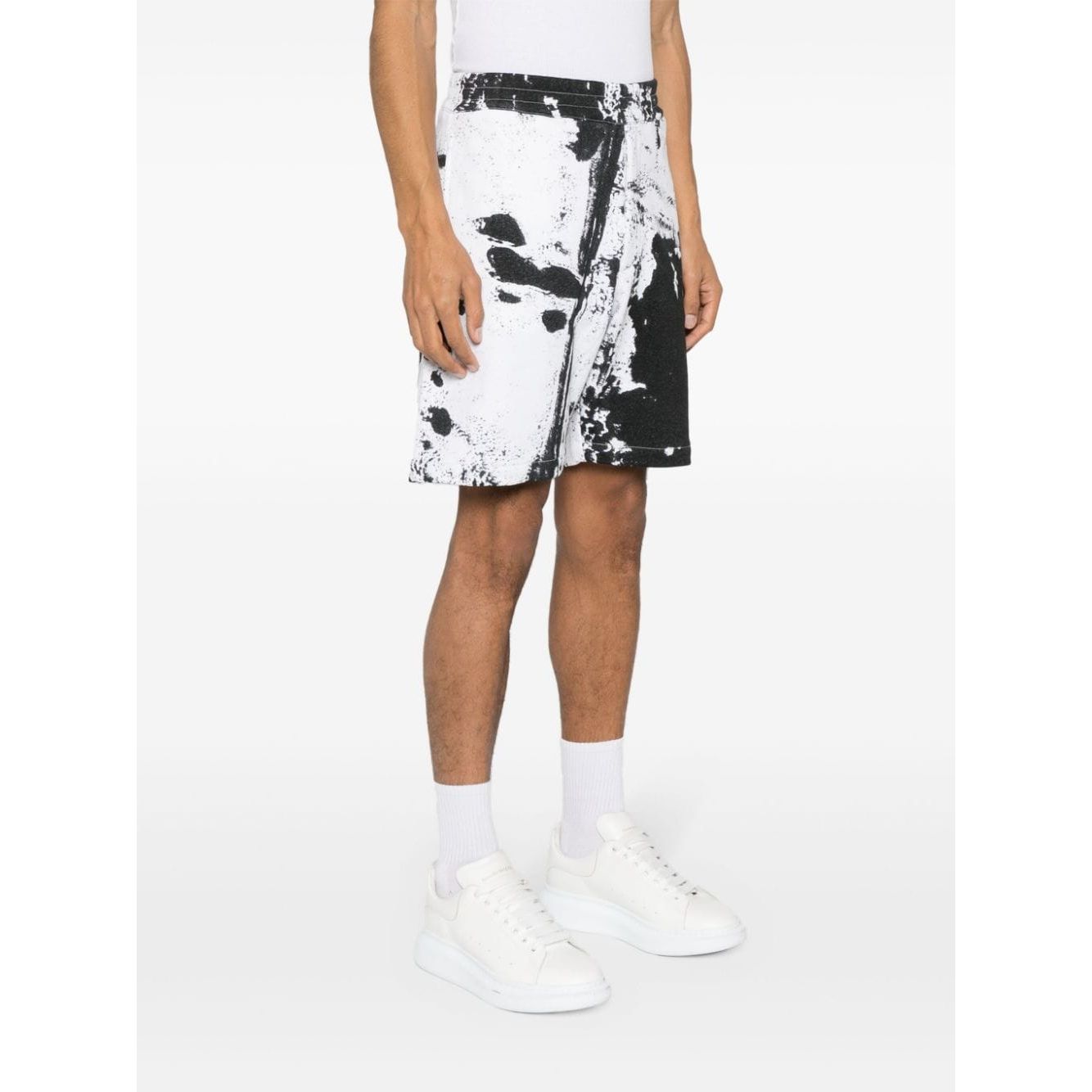 Alexander McQueen paint-splatter cotton shorts 781888QXAAW9080