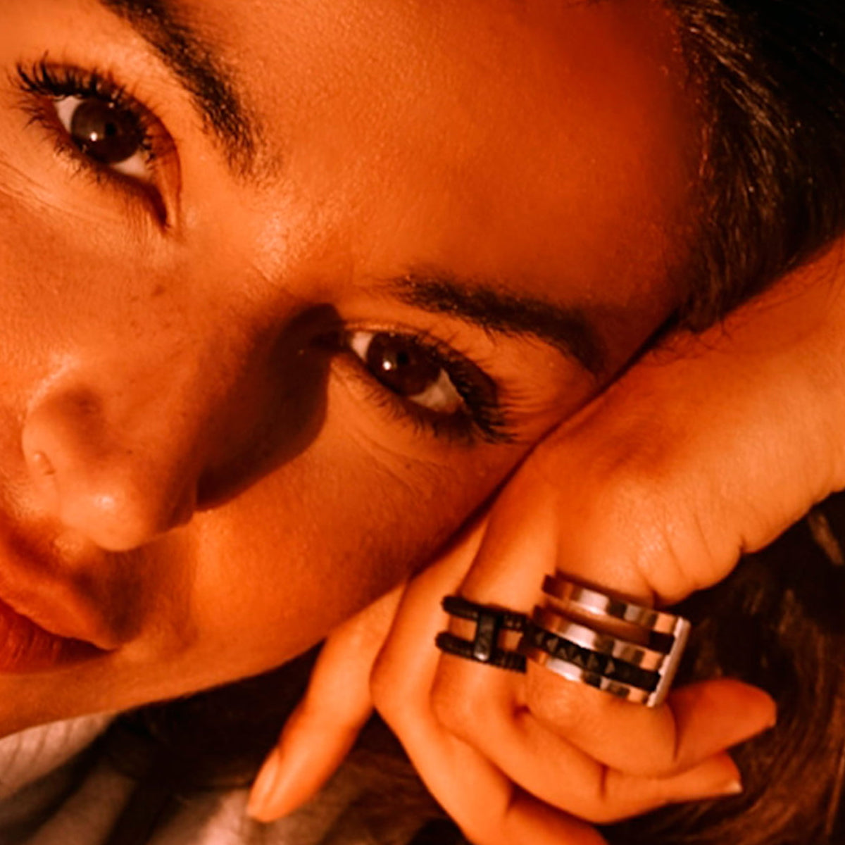 Close-up of a woman wearing AN JEWELS JEWELRY Mod. AR.R2NS02BK-7 ring, showcasing elegant design and craftsmanship.