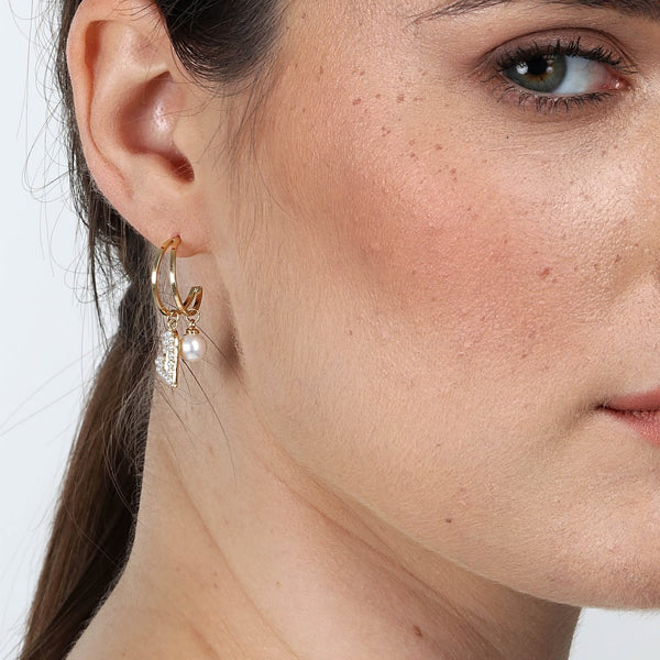 Close-up of a woman's ear wearing LA PETITE STORY JEWELRY Mod. LPS02AQM38 earrings with a pearl and gold detail.