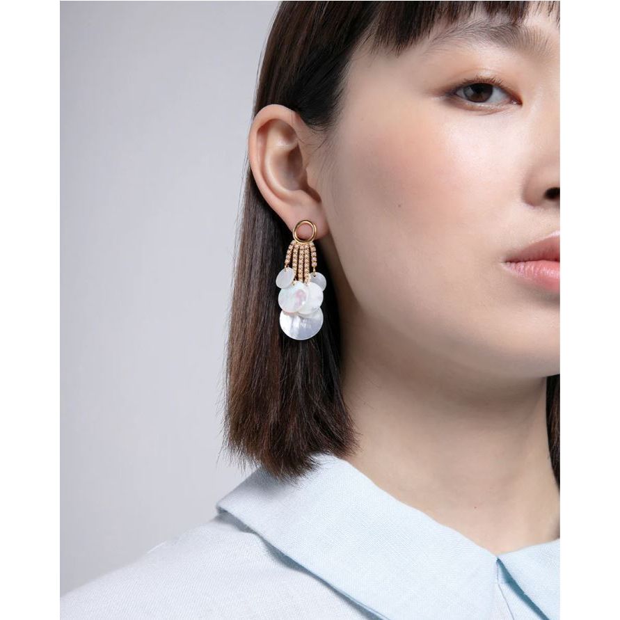 Lady wearing VICEROY JEWELS Mod. 13192E100-90 silver earrings in official packaging