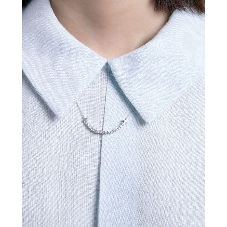 Lady wearing VICEROY JEWELS Mod. 13206C000-30 necklace in silver 925° with quartz analog movement, shown in official packaging.