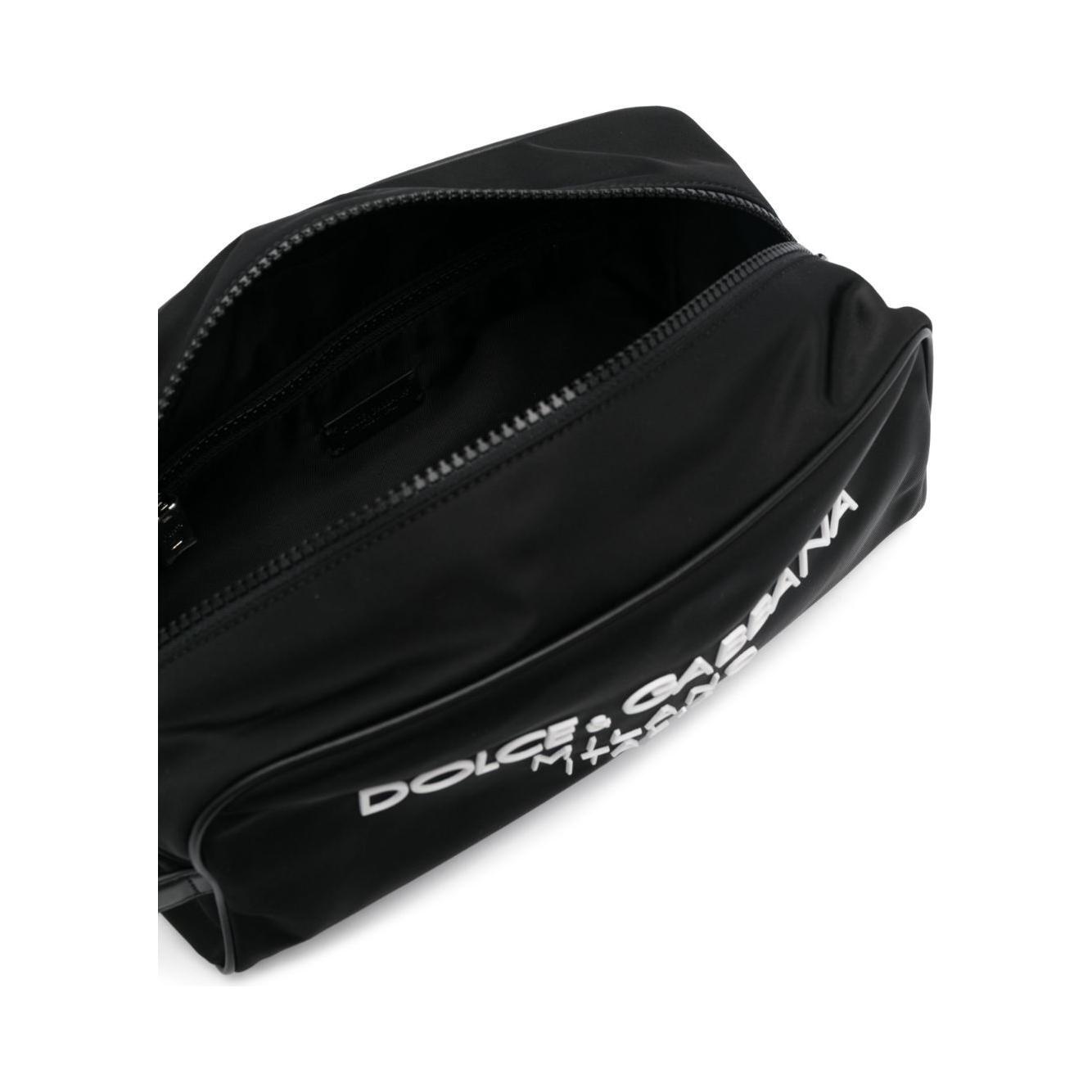 Front view with bag zipped and handles upright.
