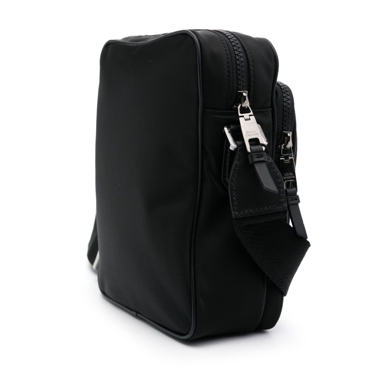 Front view with bag zipped and handles upright.