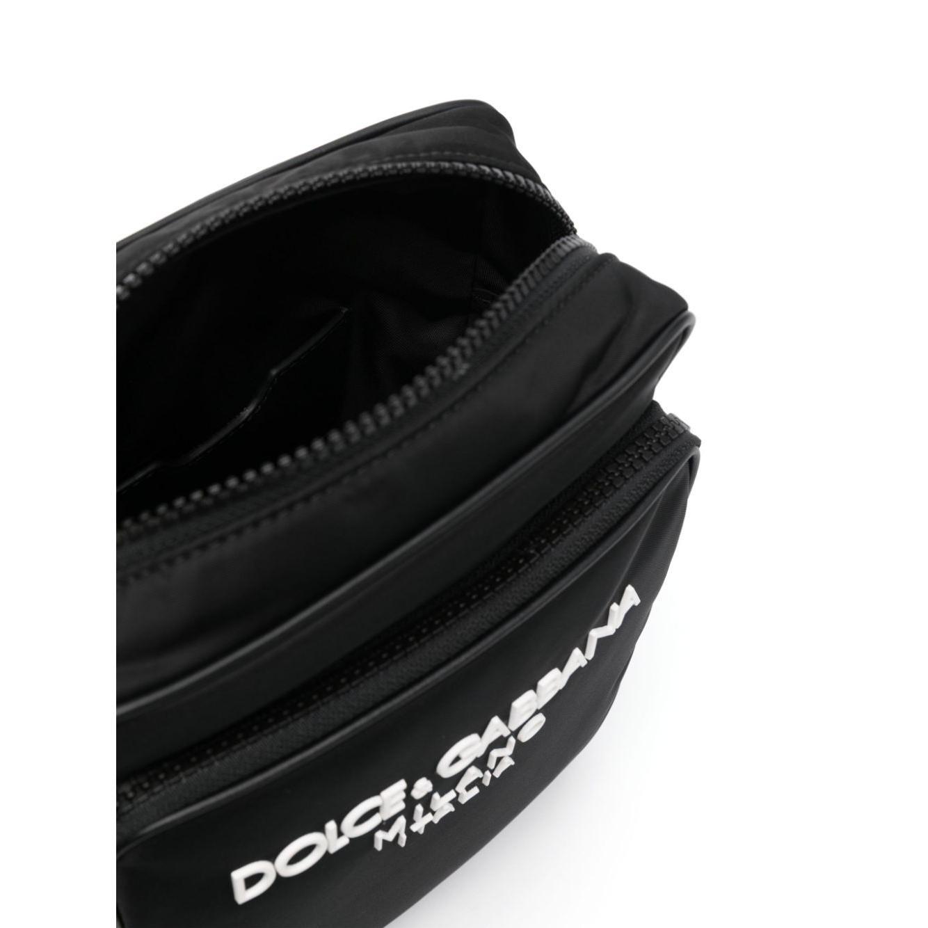 Front view with bag zipped and handles upright.