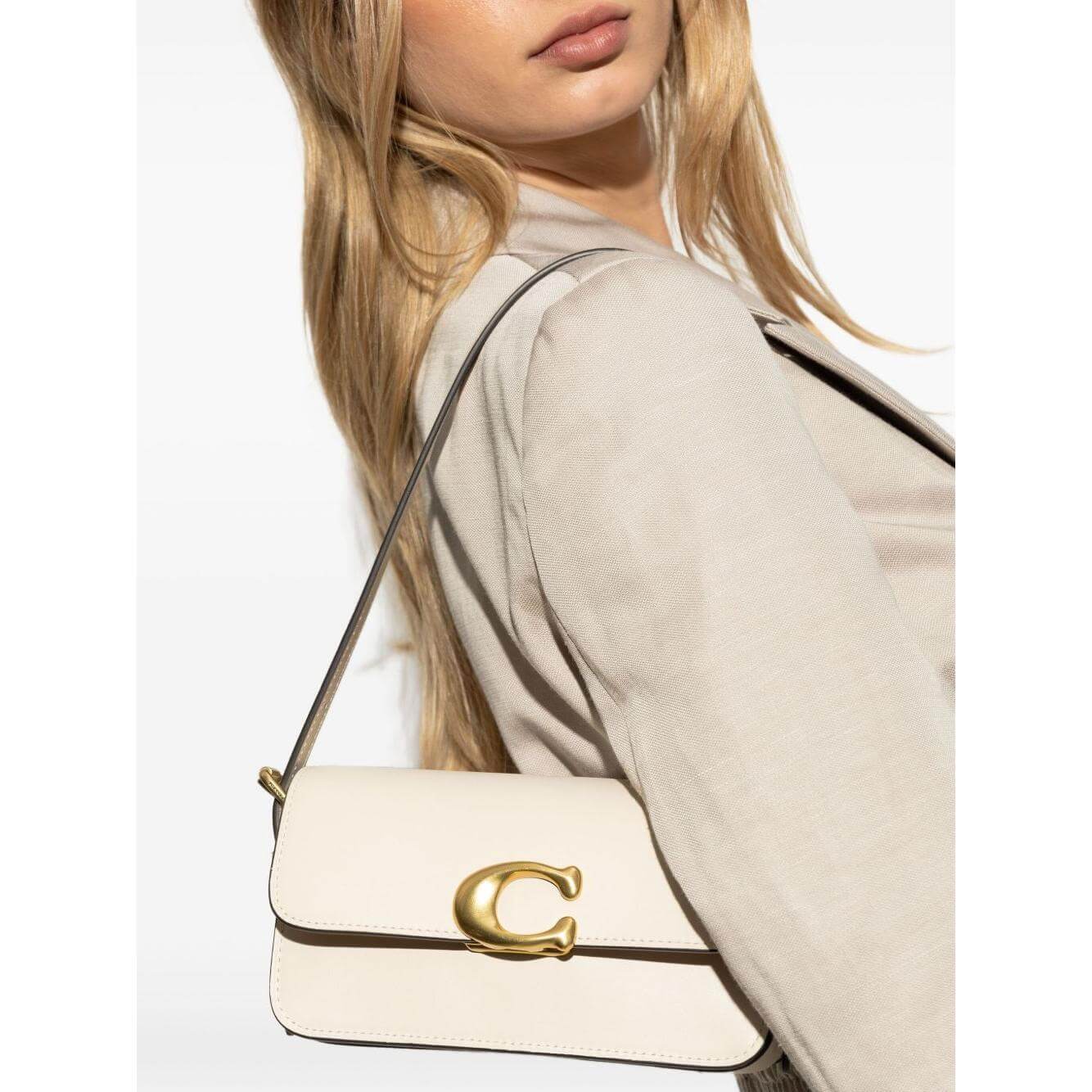 Front view with bag zipped and handles upright.