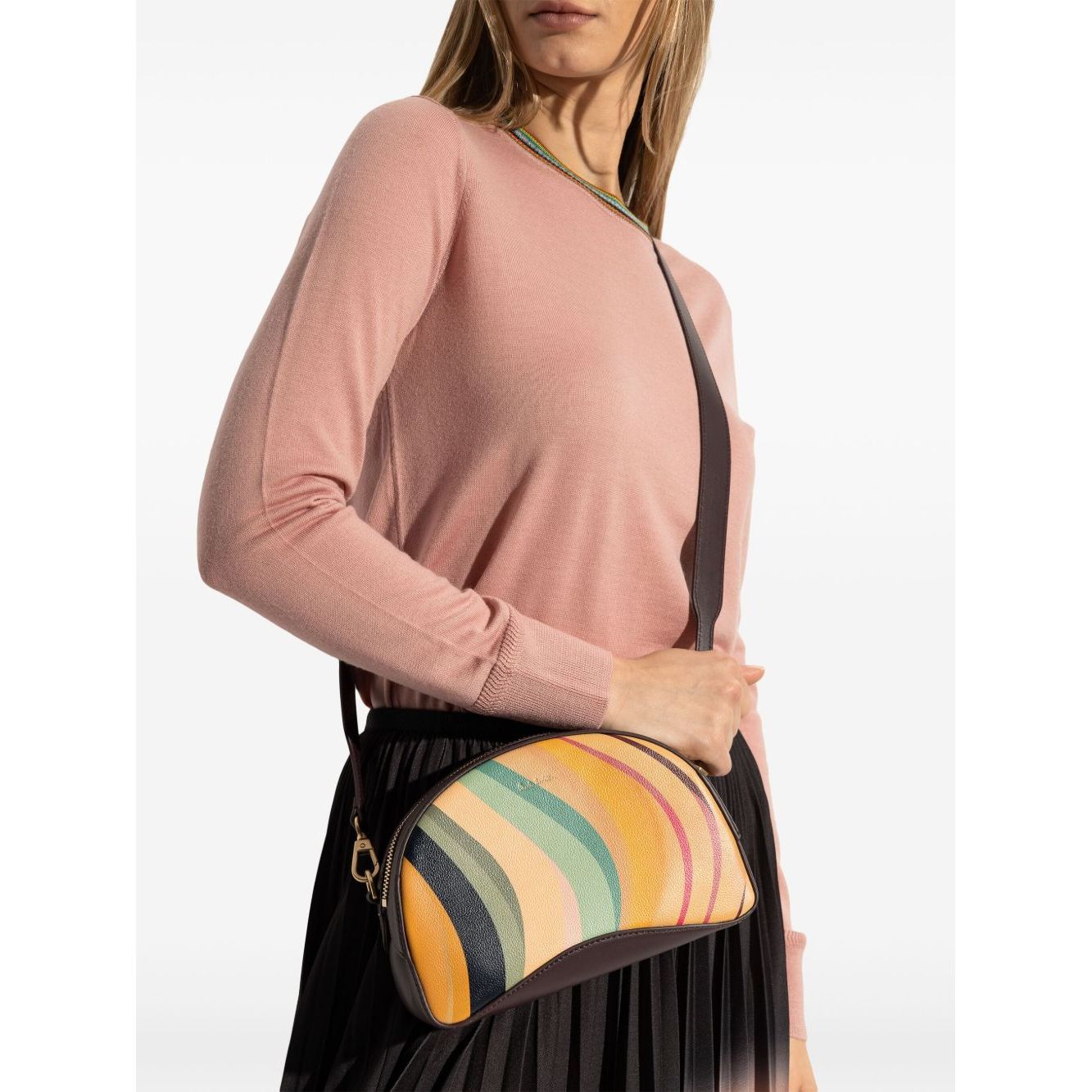 Front view with bag zipped and handles upright.