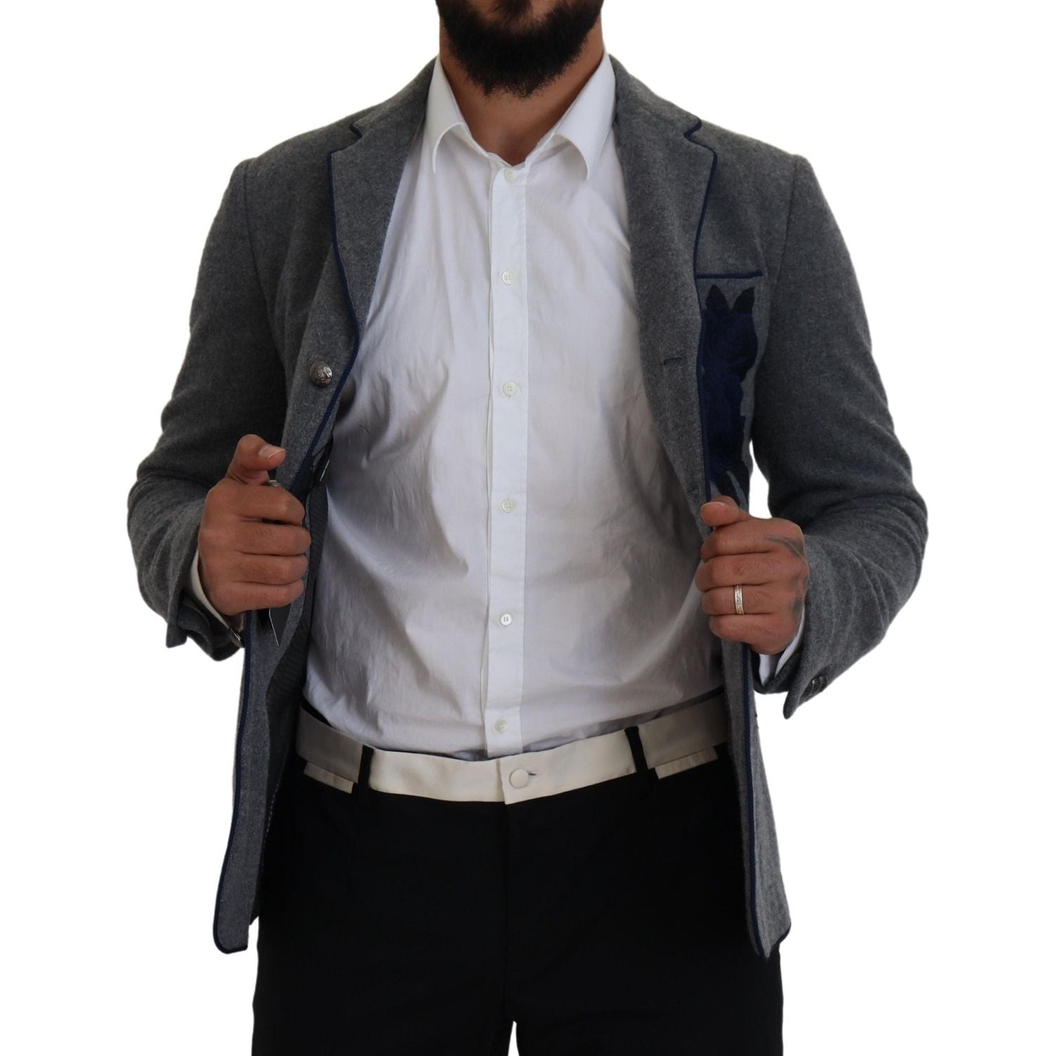 优雅的灰色羊毛西装外套，配以蓝玫瑰刺绣