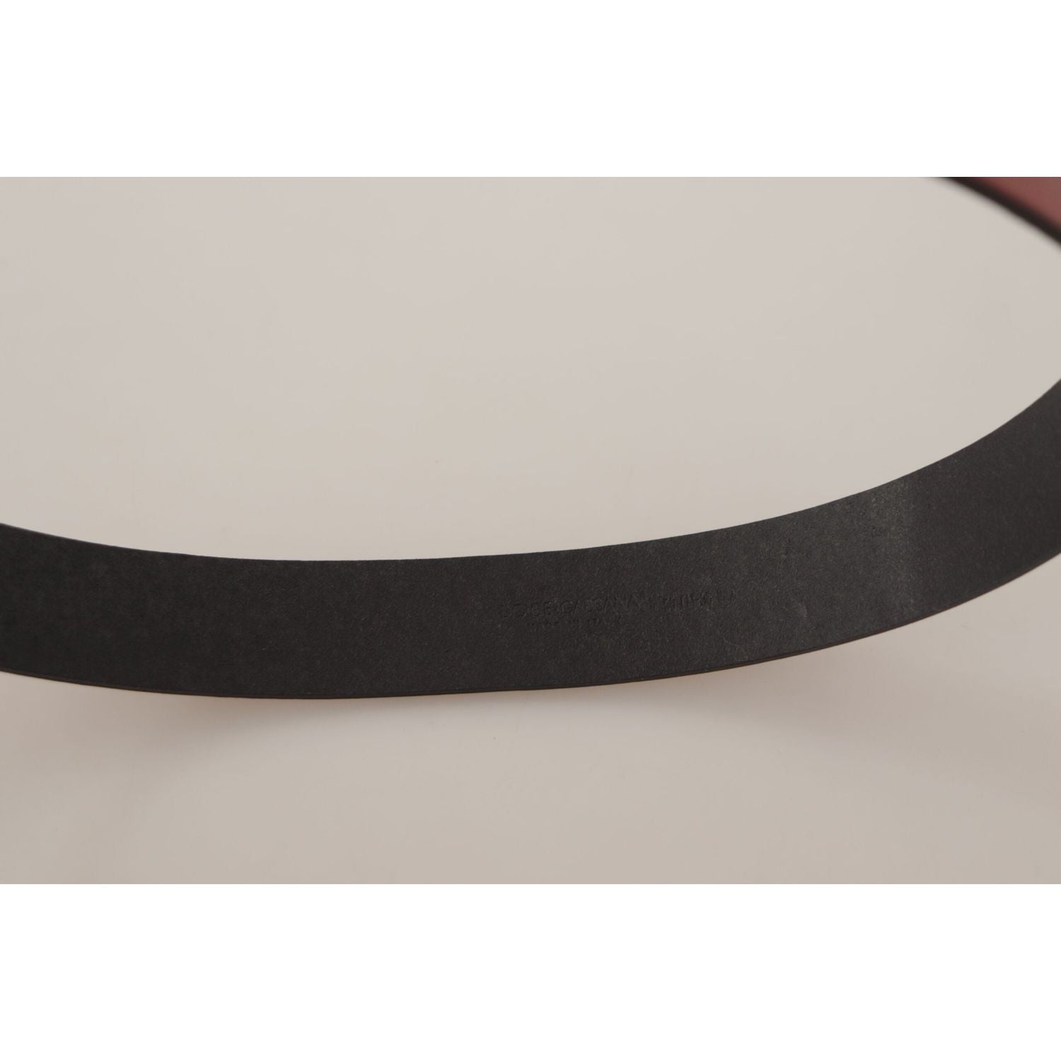 优雅的红色皮带，配雕刻扣