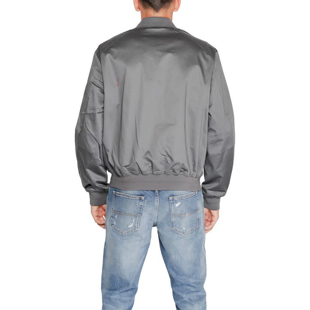 Front view with bag zipped and handles upright.