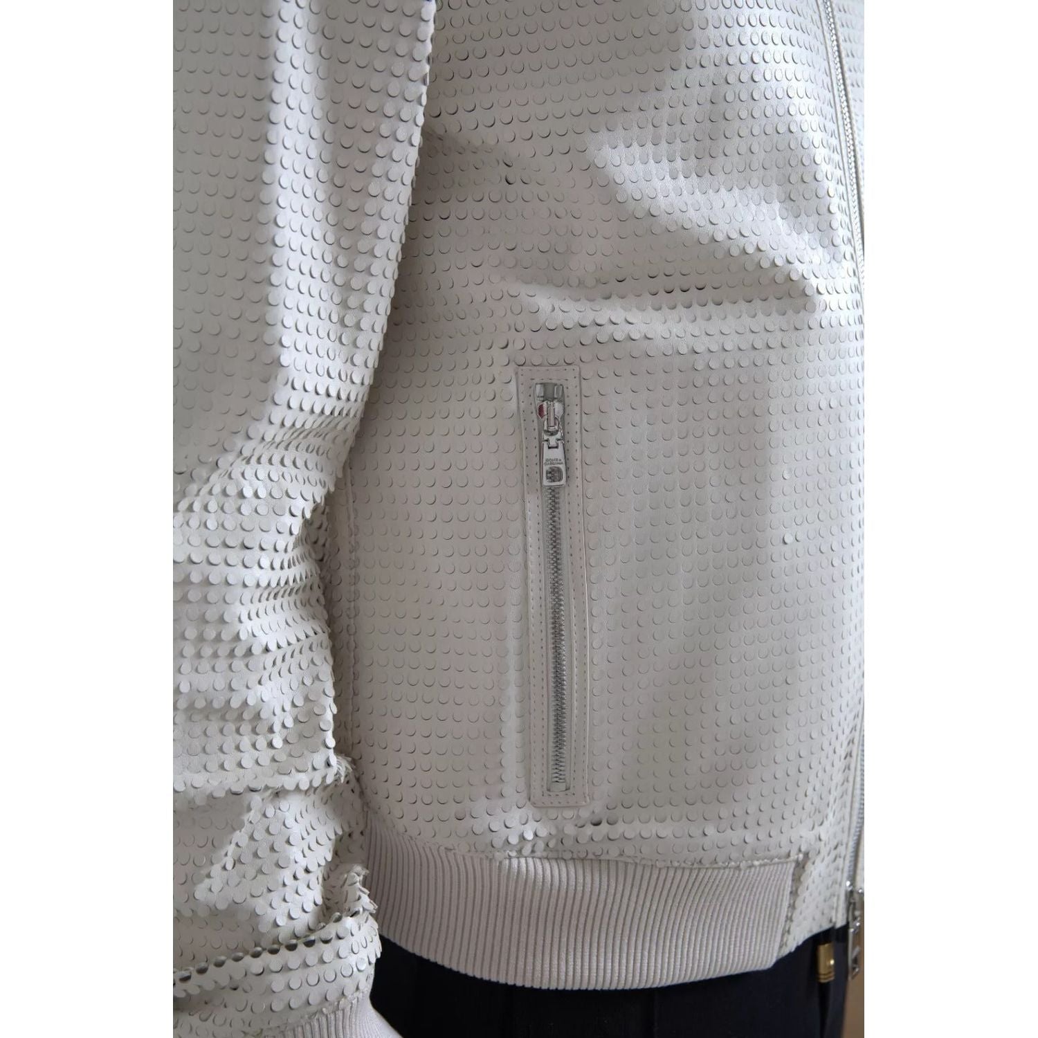 Front view with bag zipped and handles upright.
