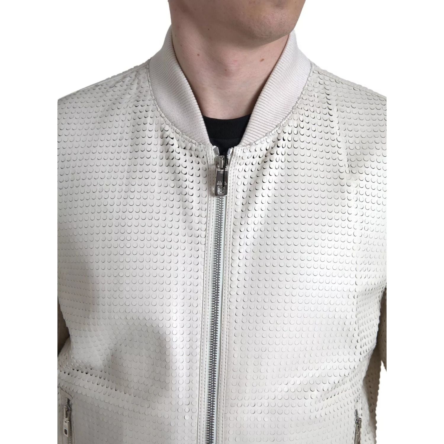 Front view with bag zipped and handles upright.