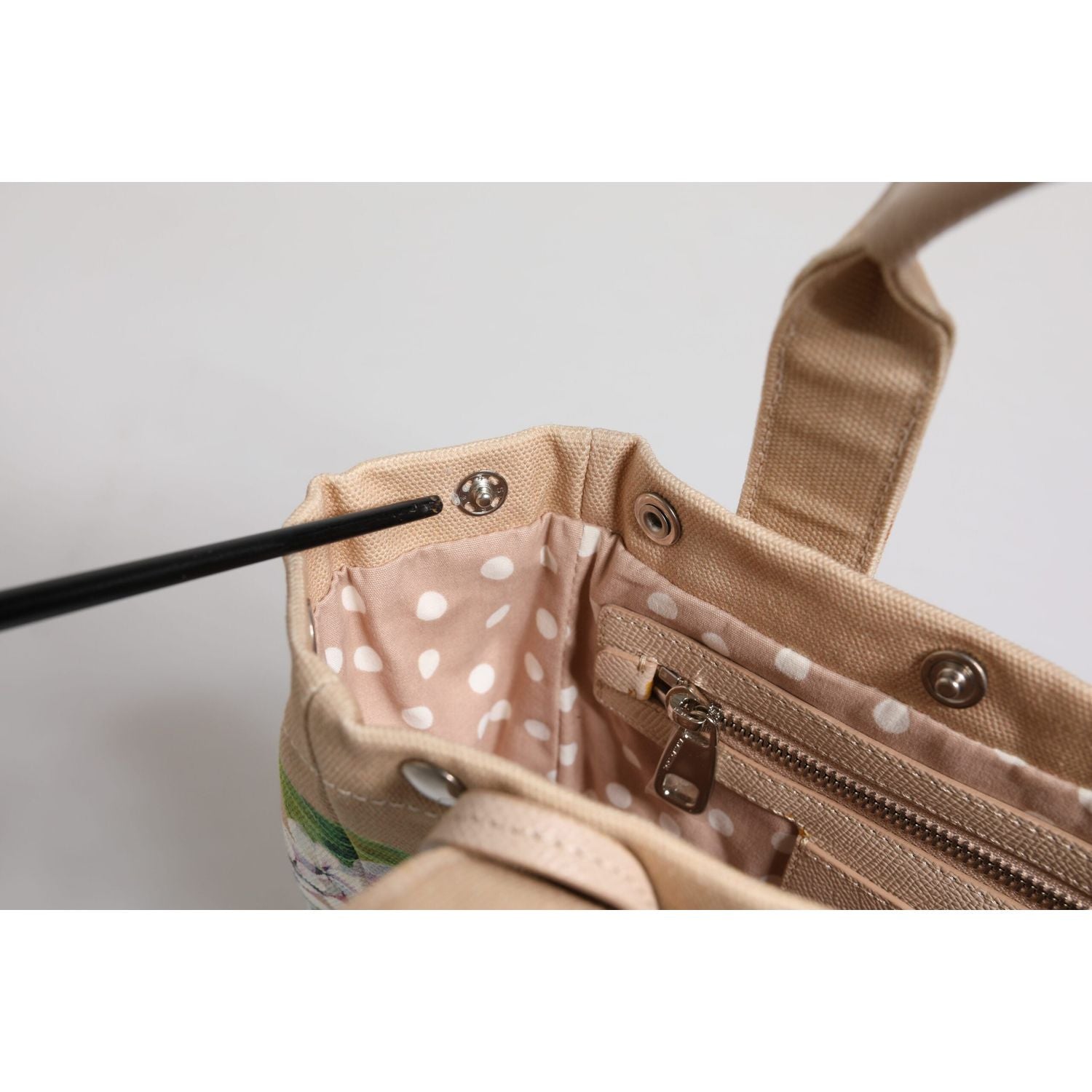 Front view with bag zipped and handles upright.