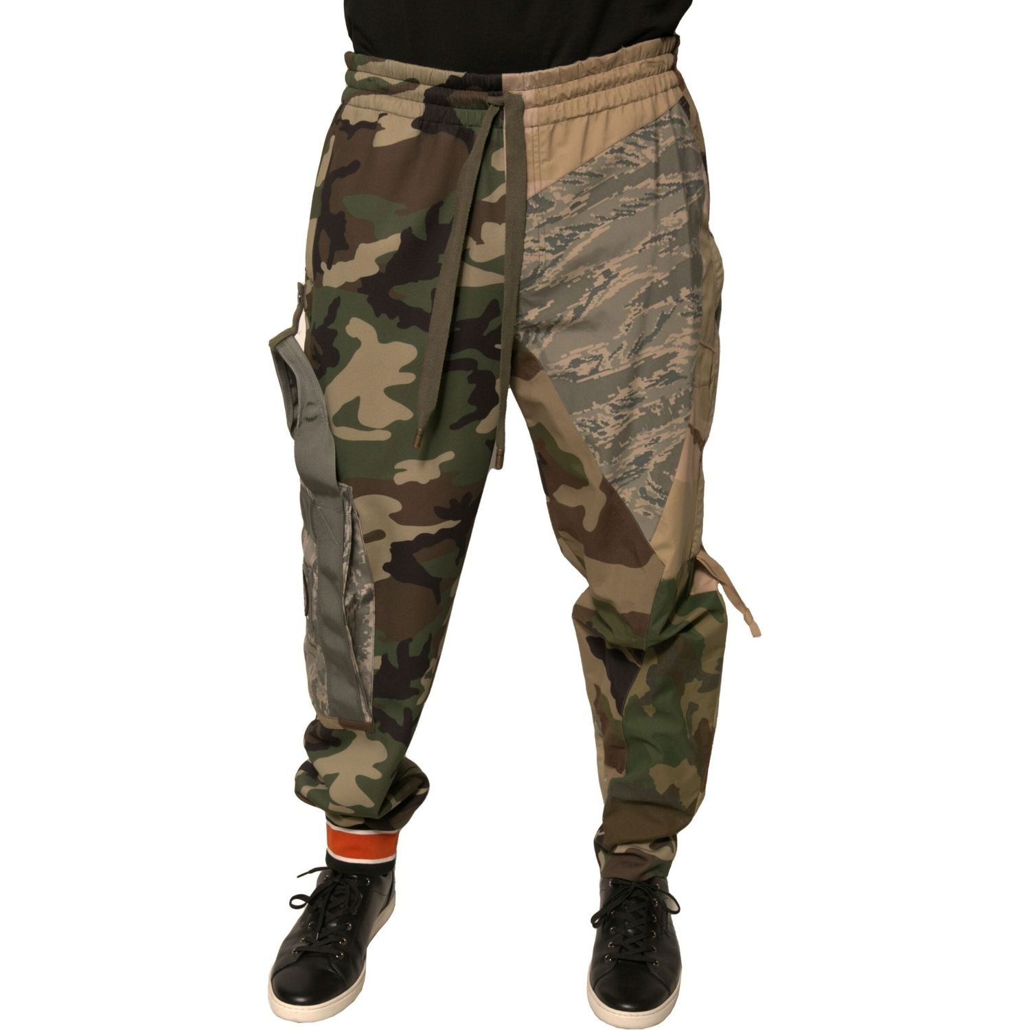 Front view with bag zipped and handles upright.
