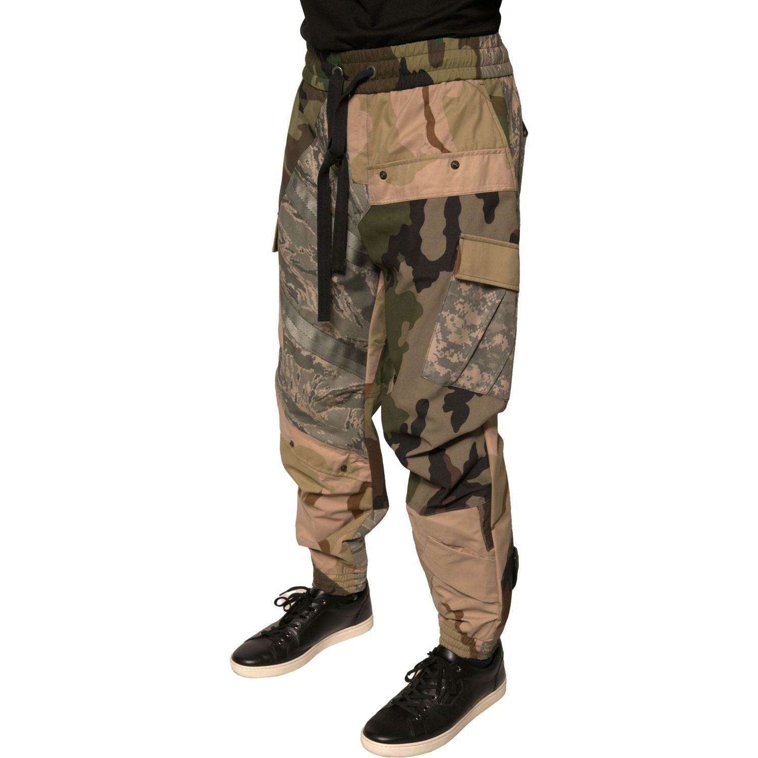 Front view with bag zipped and handles upright.