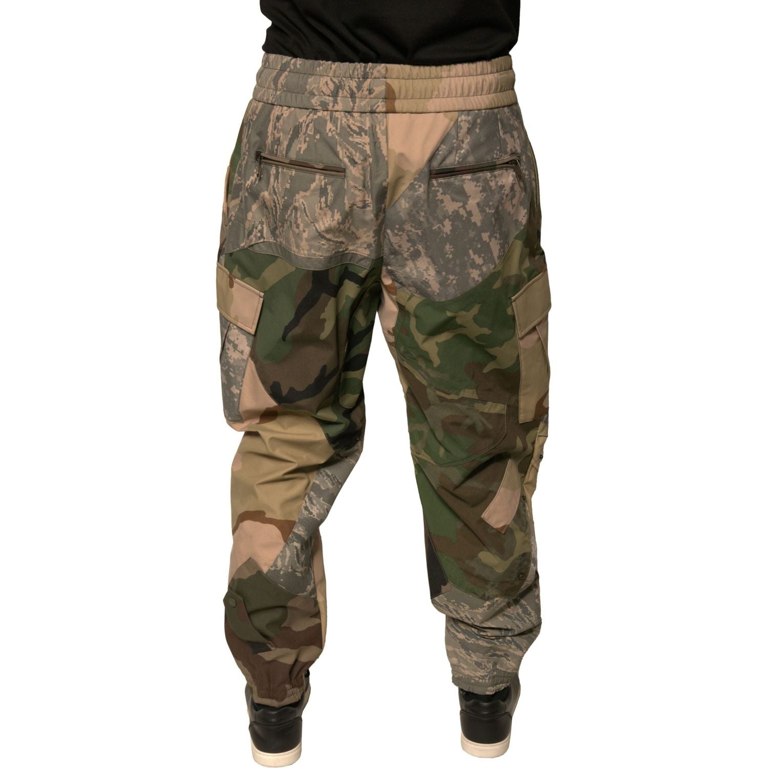 Front view with bag zipped and handles upright.