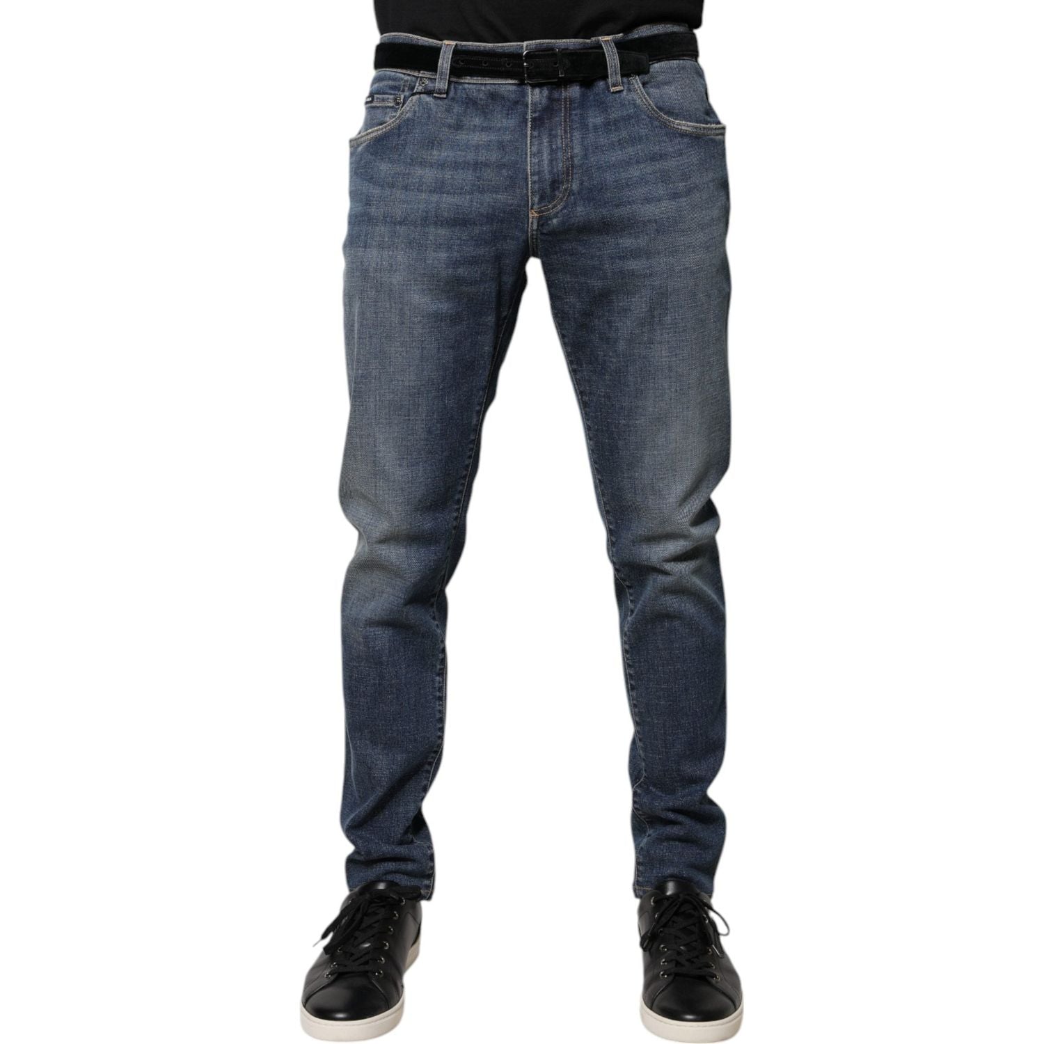Front view with bag zipped and handles upright.
