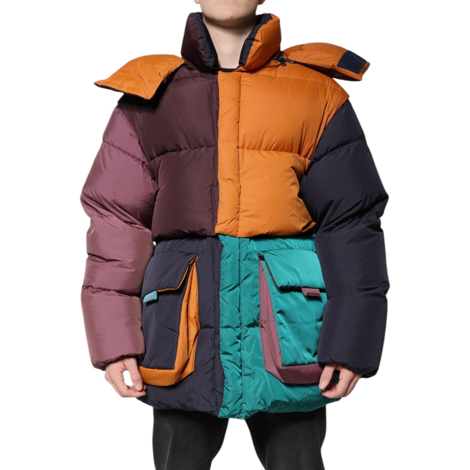 Front view with bag zipped and handles upright.