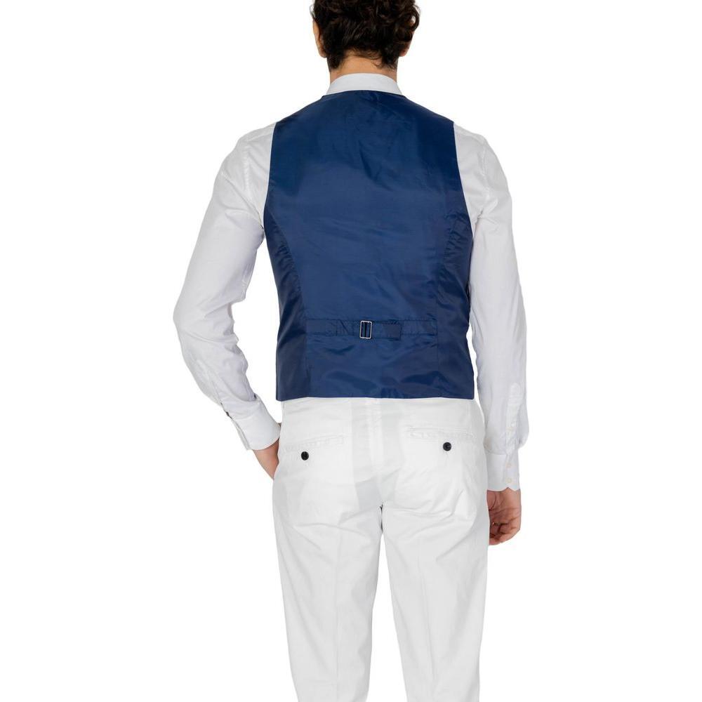 Front view with bag zipped and handles upright.