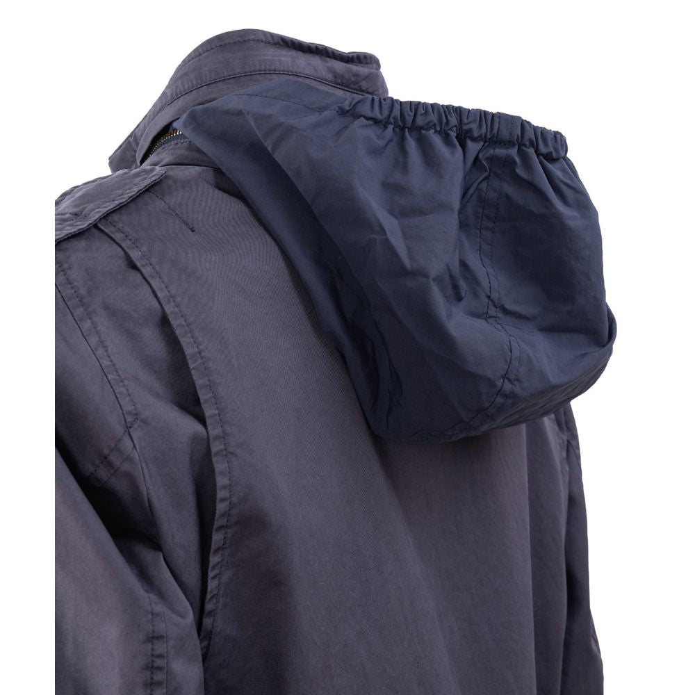 Front view with bag zipped and handles upright.