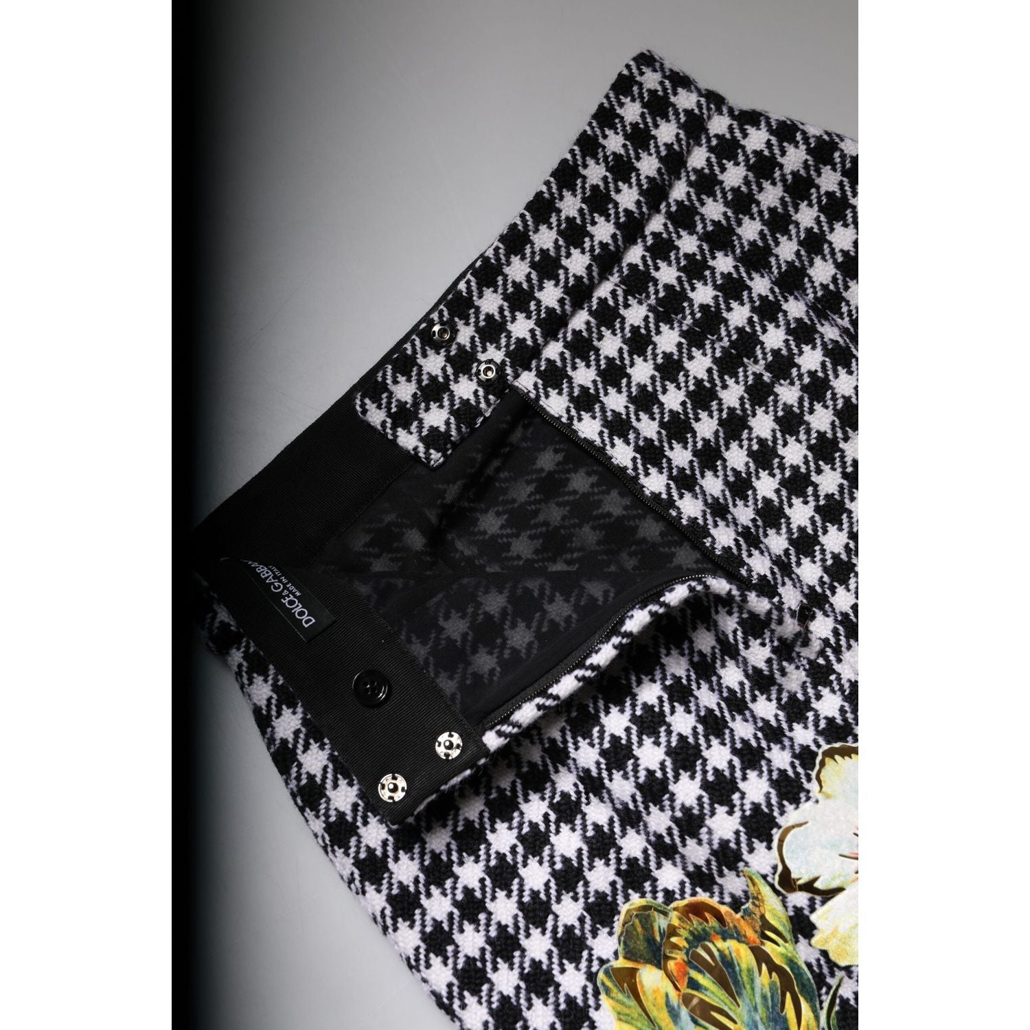 Front view with bag zipped and handles upright.