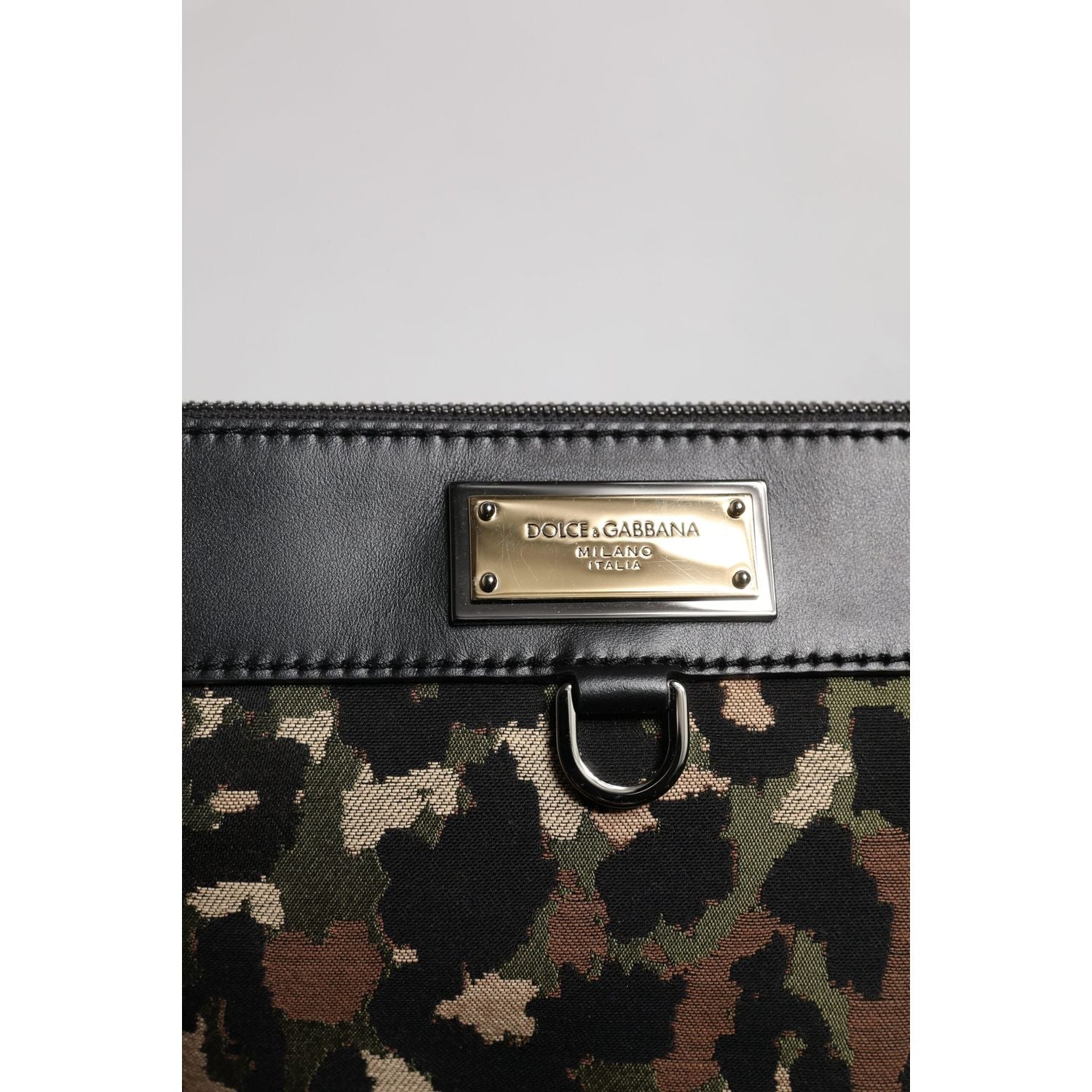 Front view with bag zipped and handles upright.