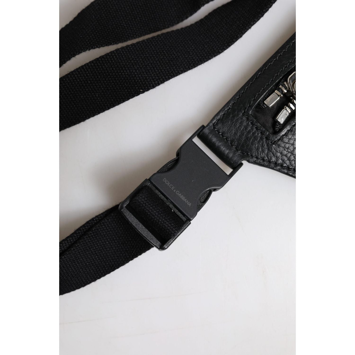 Front view with bag zipped and handles upright.