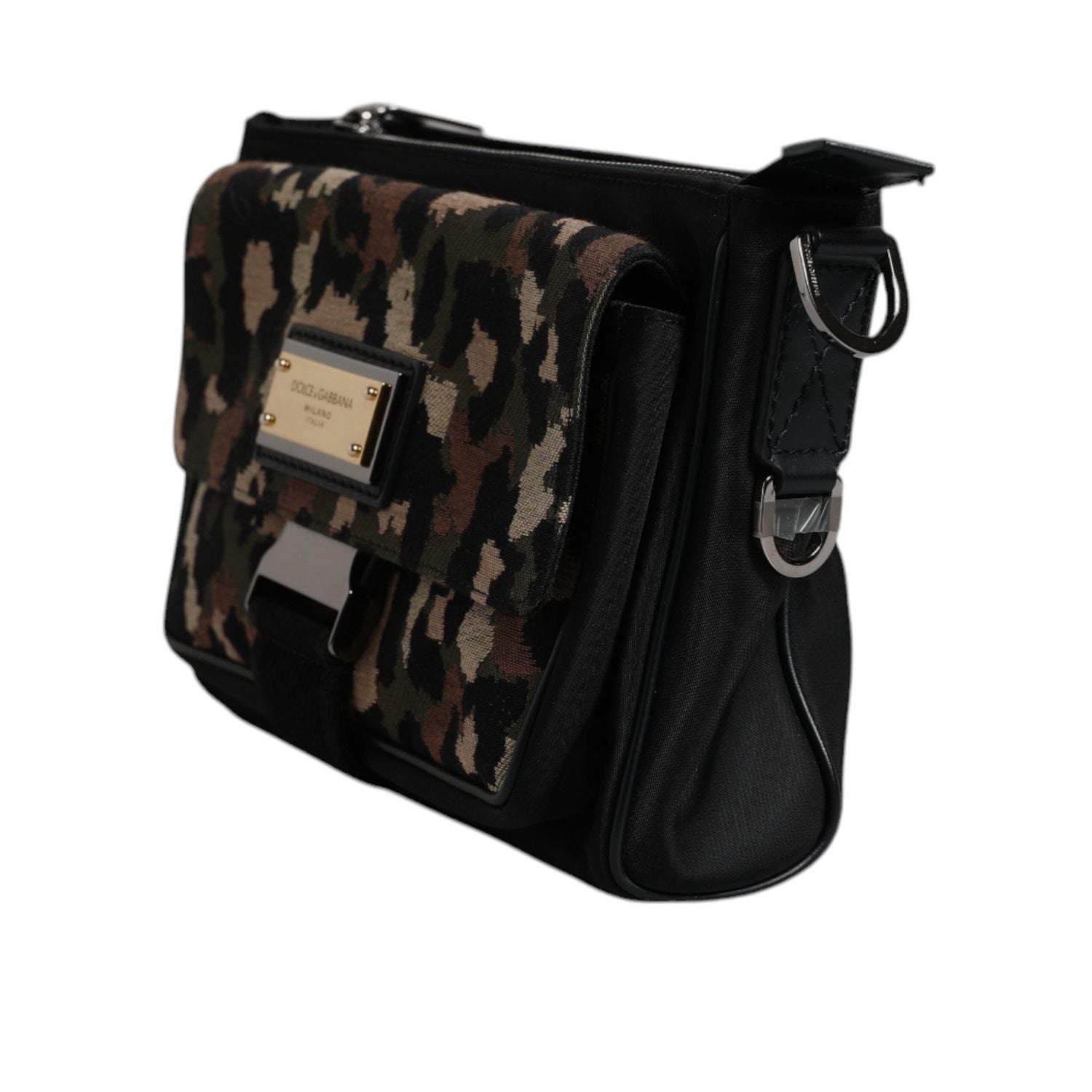 Front view with bag zipped and handles upright.