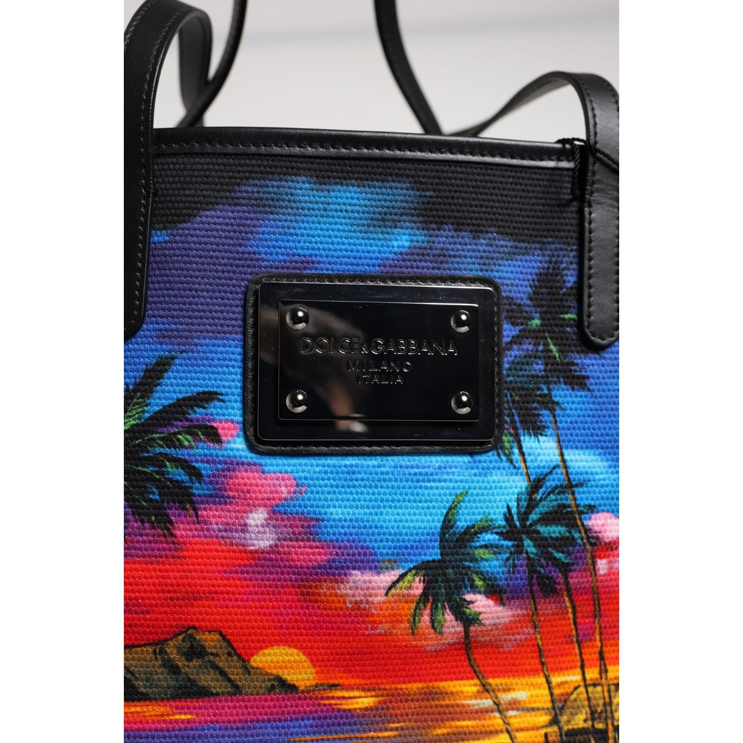 Front view with bag zipped and handles upright.