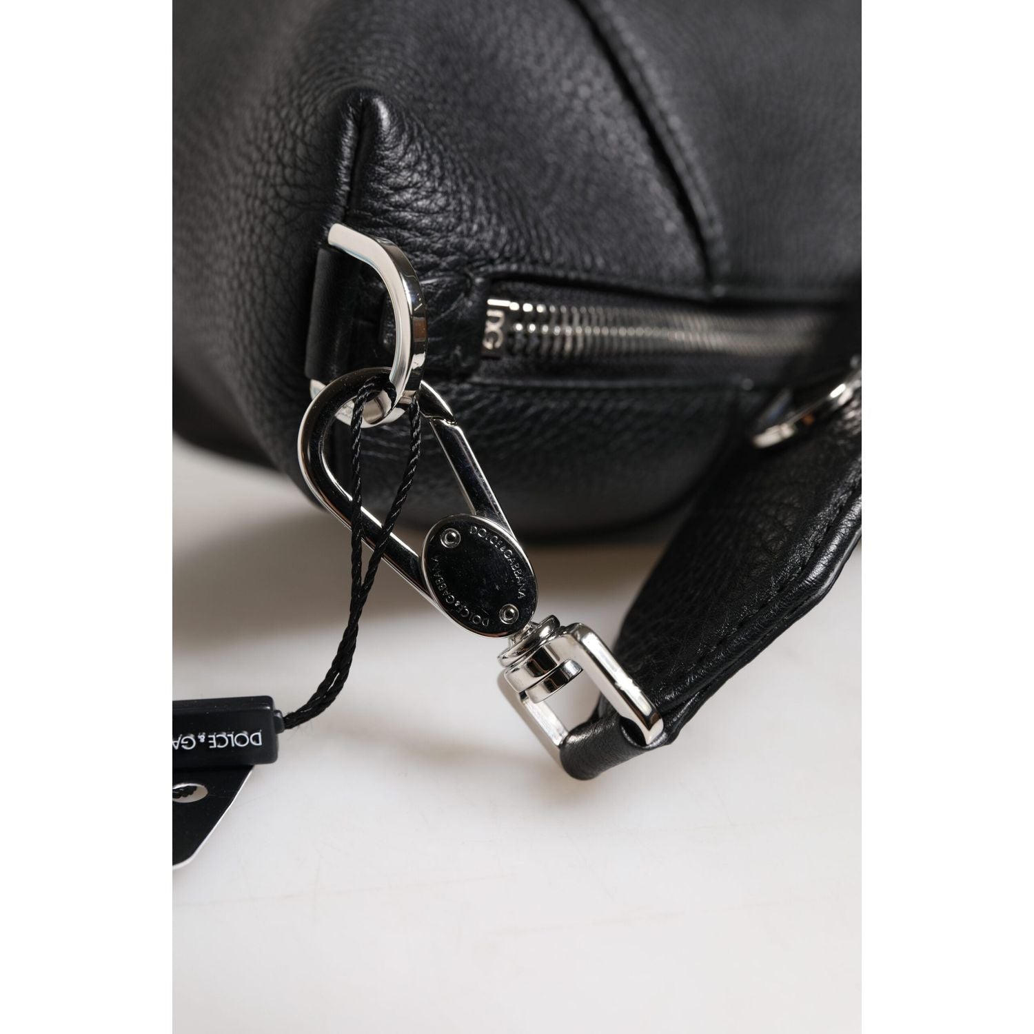 Front view with bag zipped and handles upright.