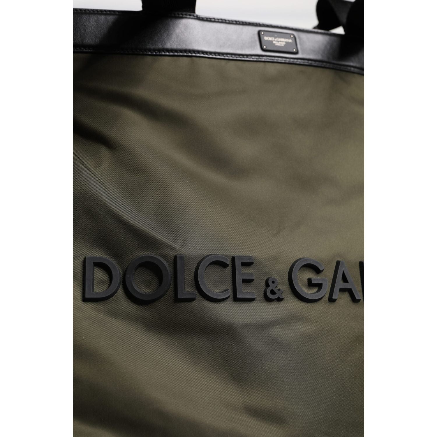 Front view with bag zipped and handles upright.
