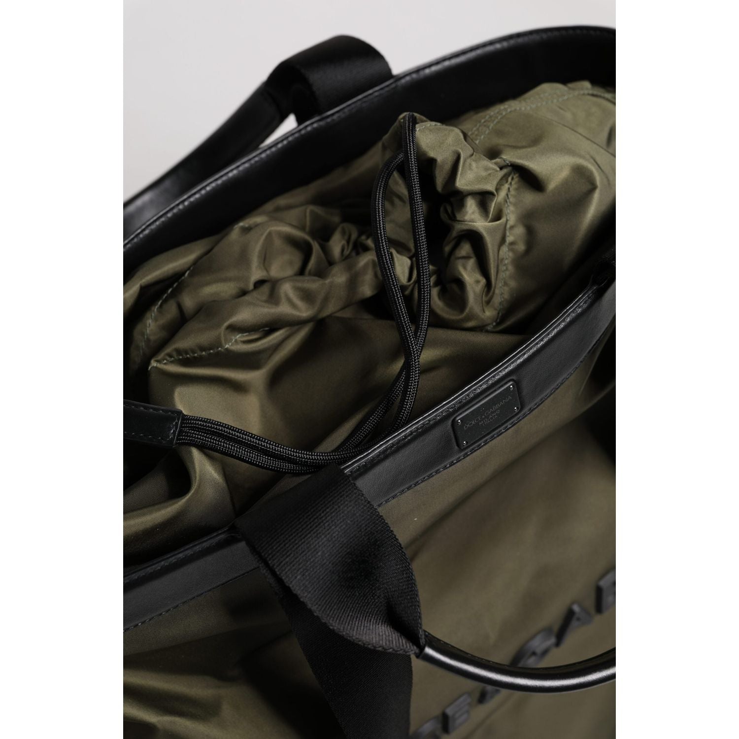 Front view with bag zipped and handles upright.