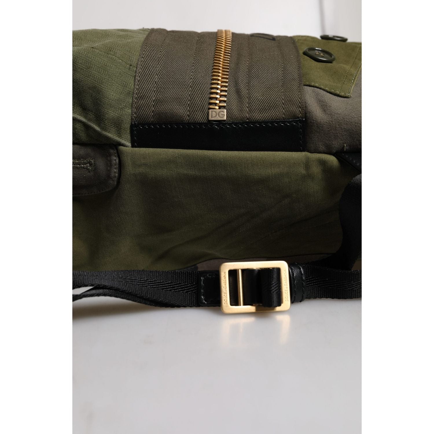 Front view with bag zipped and handles upright.