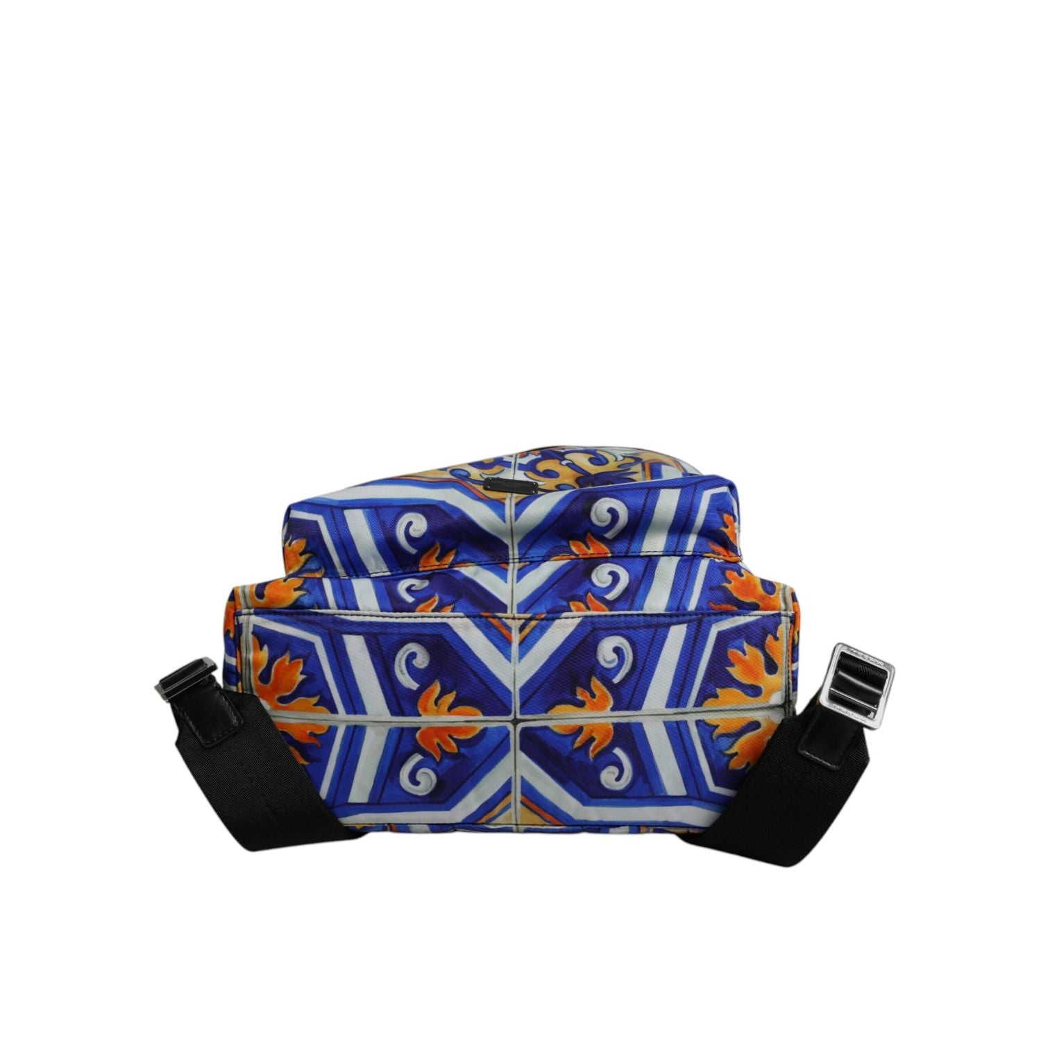 Front view with bag zipped and handles upright.