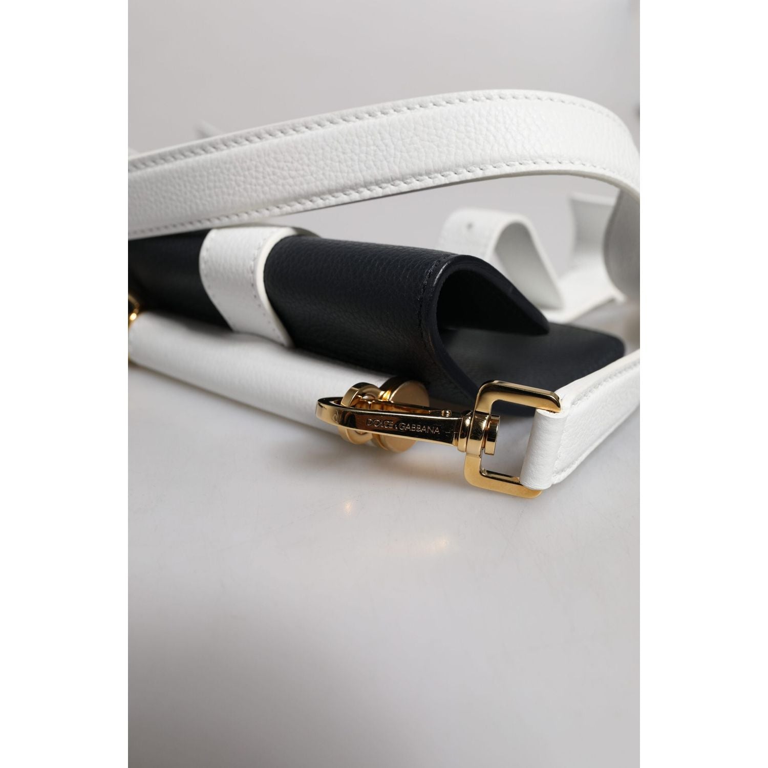 Front view with bag zipped and handles upright.