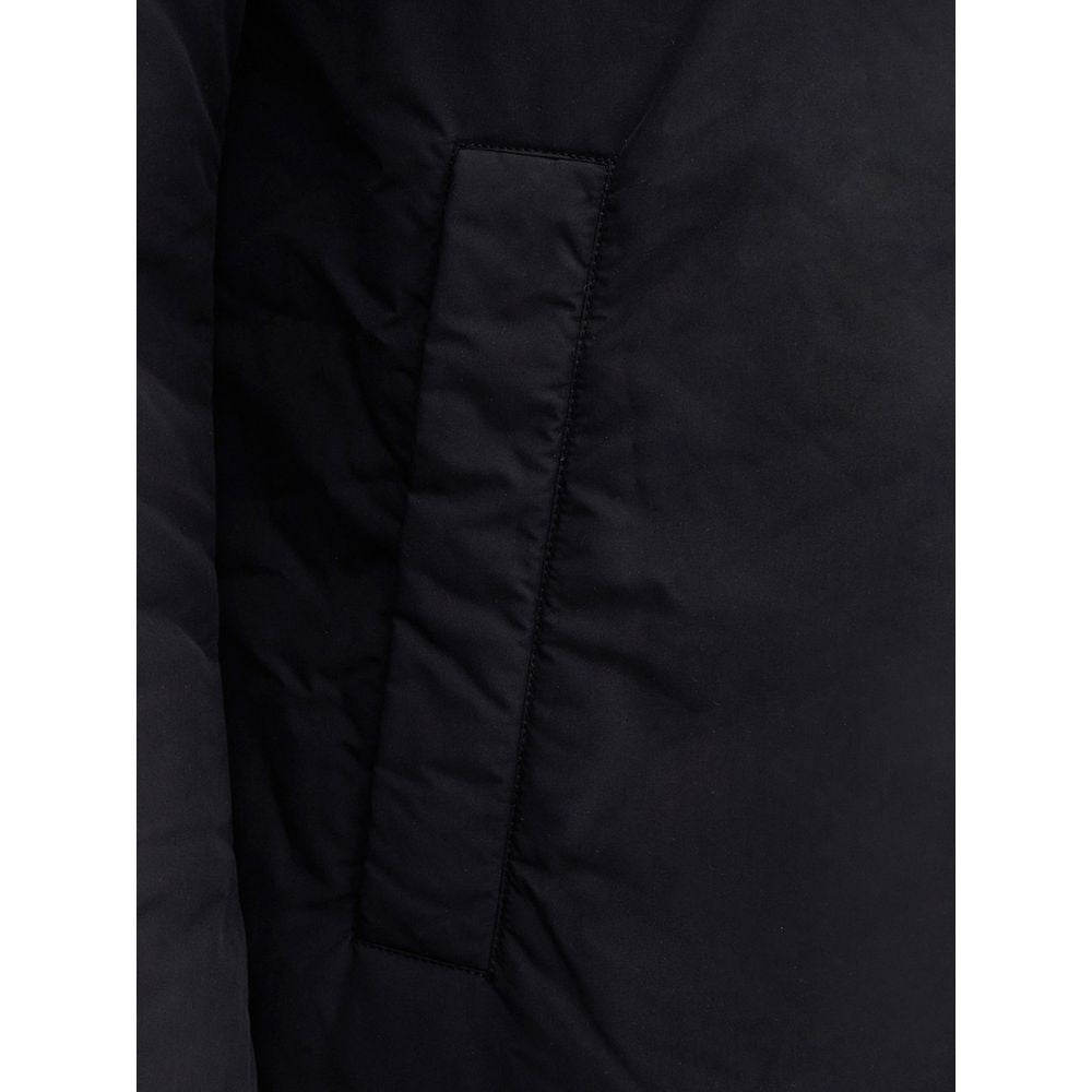 Front view with bag zipped and handles upright.