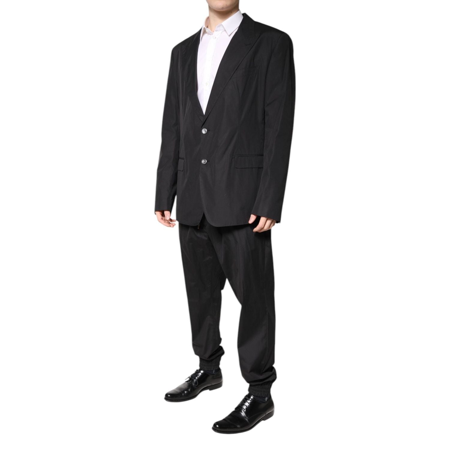 Front view with bag zipped and handles upright.