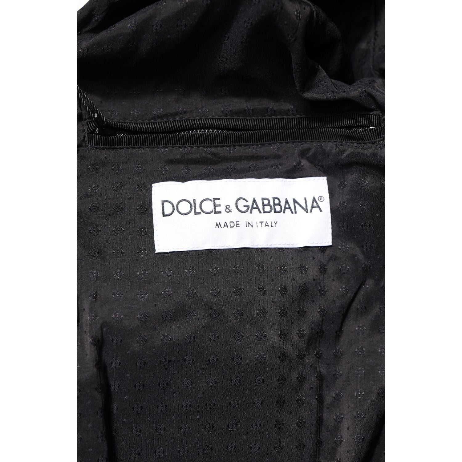 Front view with bag zipped and handles upright.