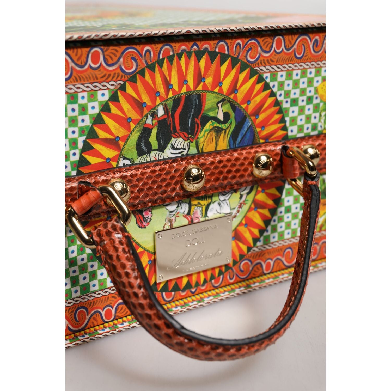 Front view with bag zipped and handles upright.