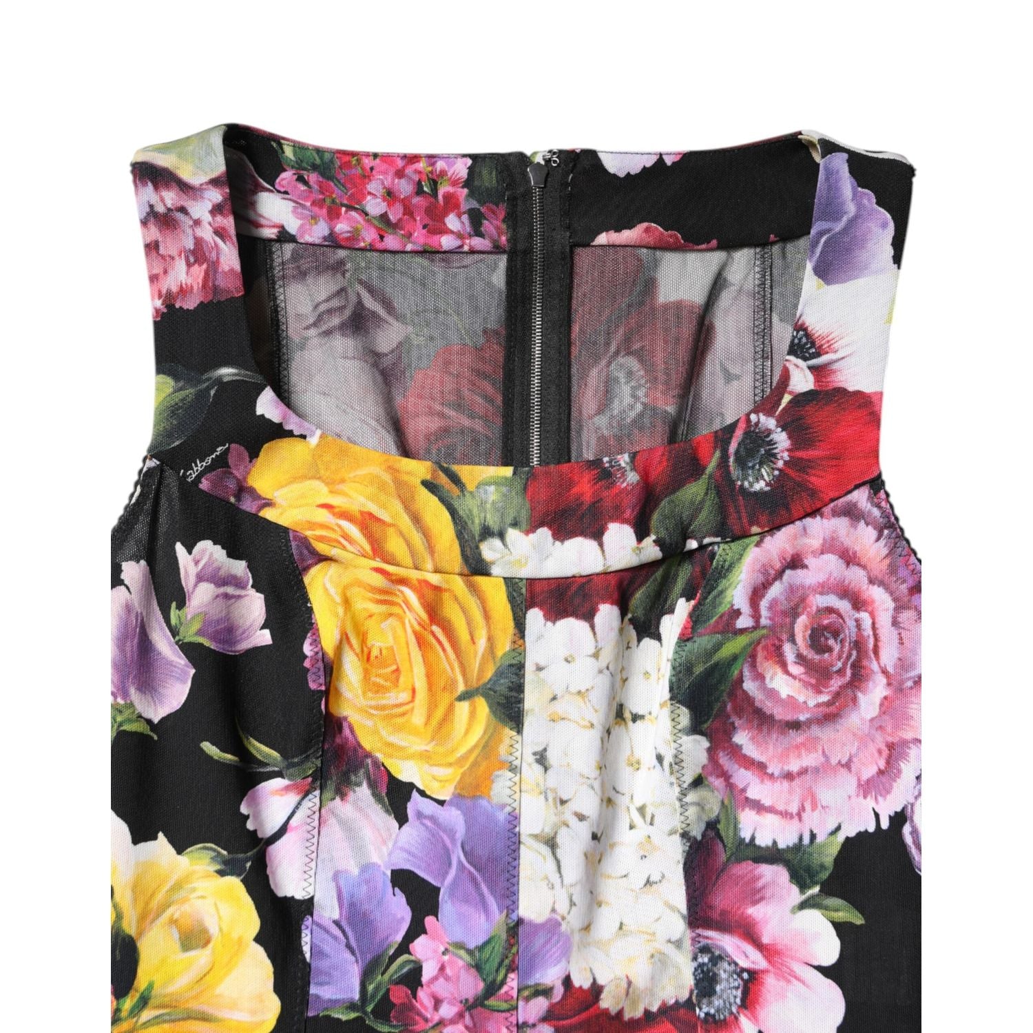 Front view with bag zipped and handles upright.