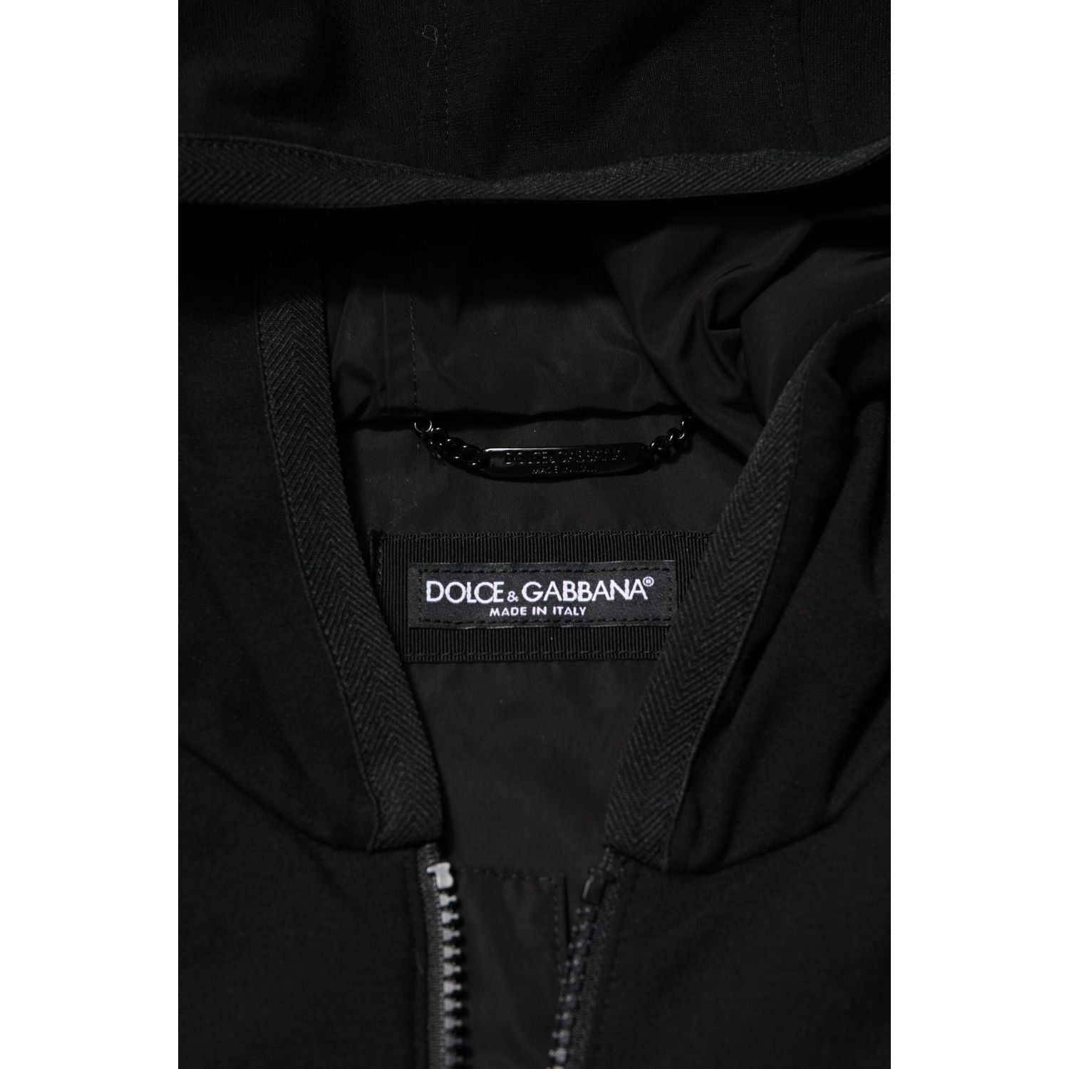 Front view with bag zipped and handles upright.
