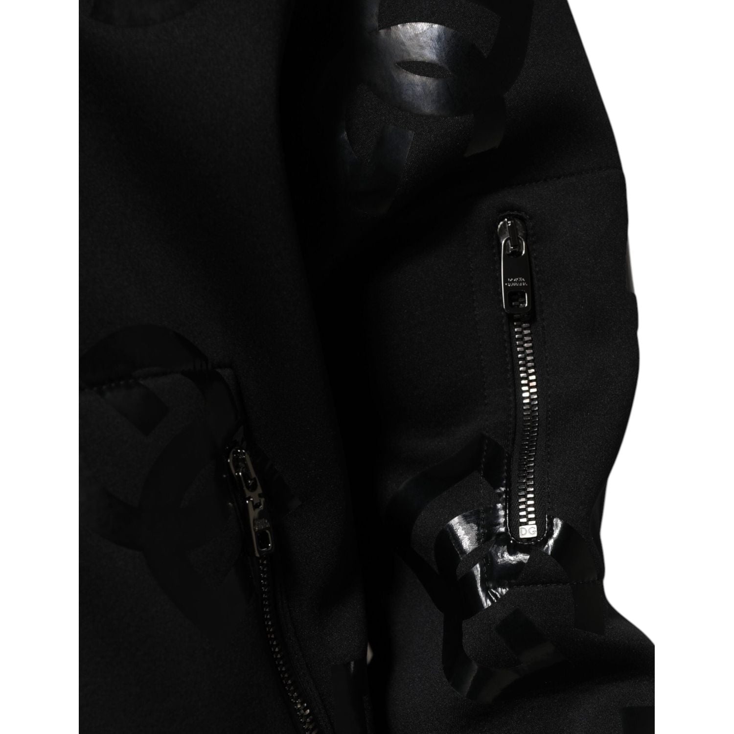 Front view with bag zipped and handles upright.