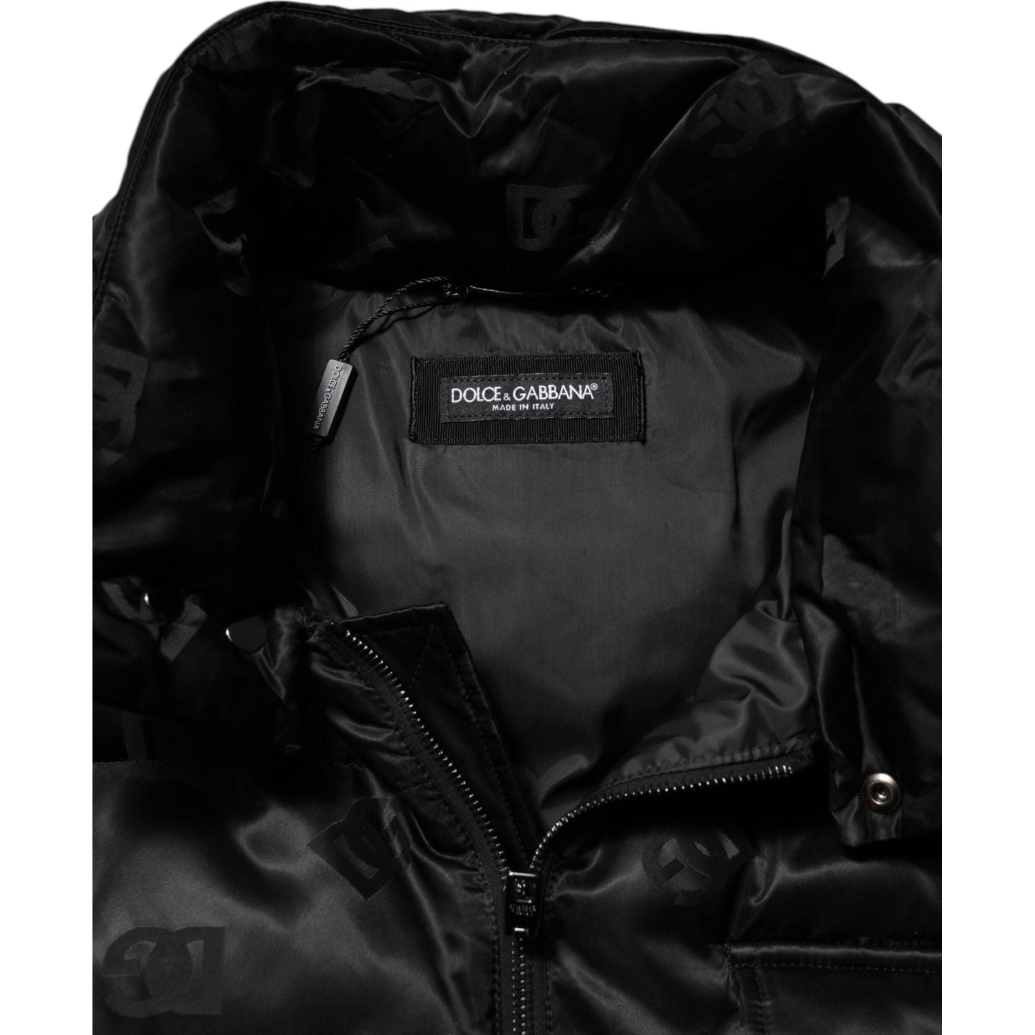 Front view with bag zipped and handles upright.