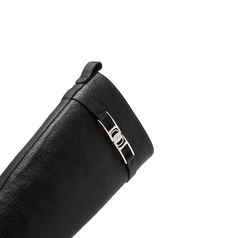 Front view with bag zipped and handles upright.