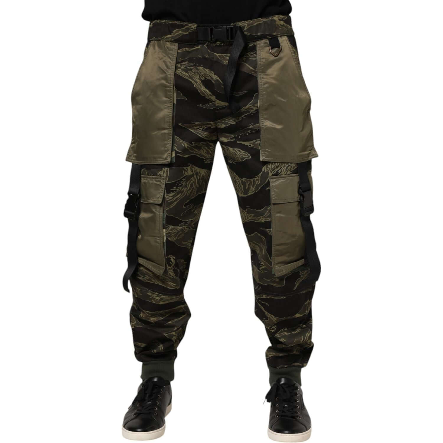Front view with bag zipped and handles upright.