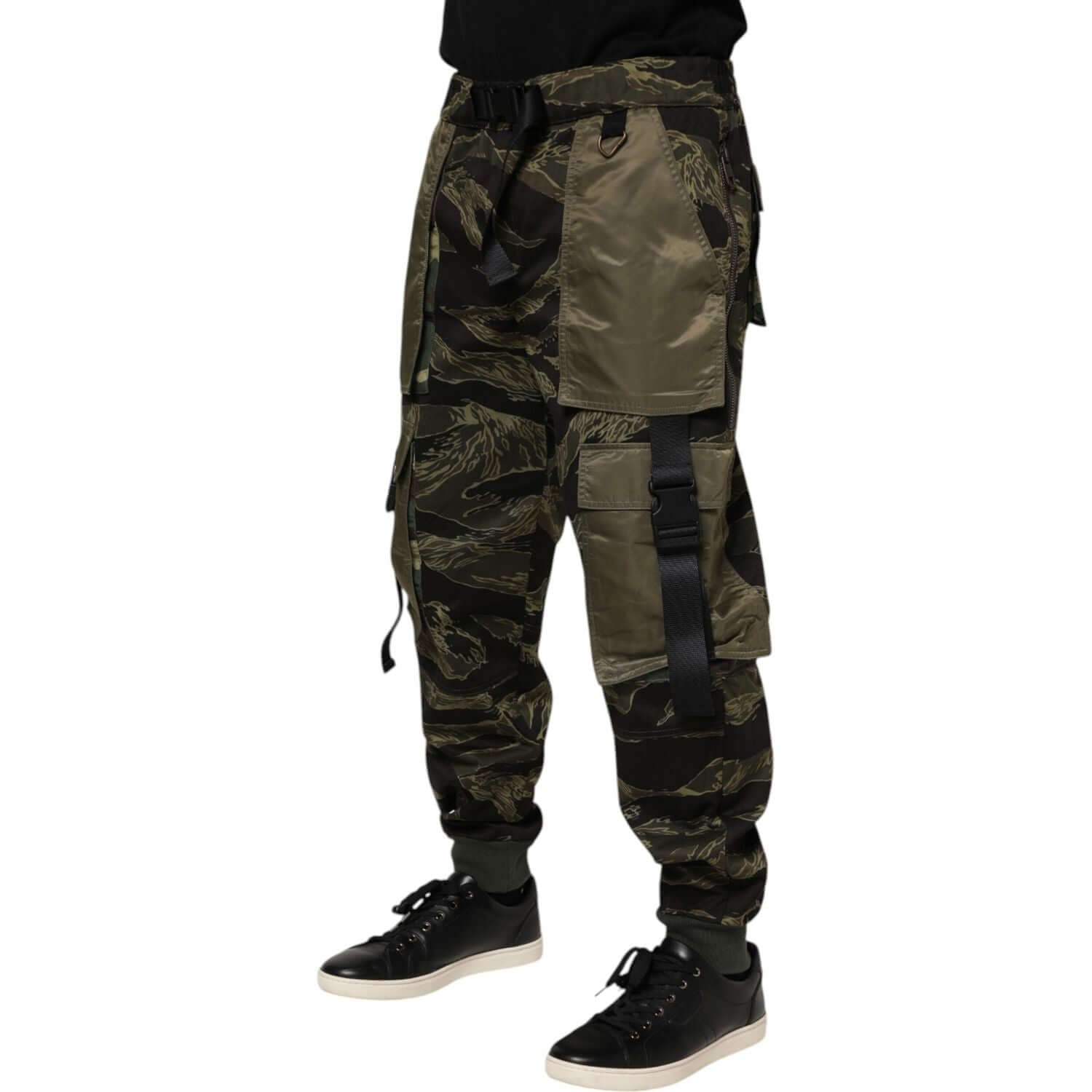Front view with bag zipped and handles upright.