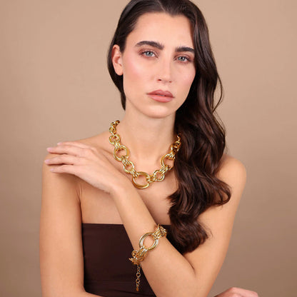 Model wearing ETRUSCA JEWELS JEWELRY Mod. WSET00893.YG necklace and bracelet set on a beige background