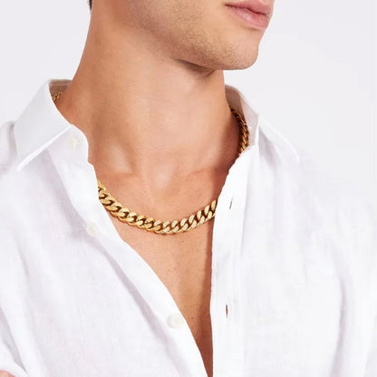 Model wearing GUESS JEWELS JEWELRY Mod. JUMN01379JWYGT-U gold chain necklace on a white shirt showcasing elegance.