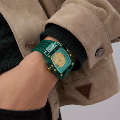 Person wearing GUESS Mod. PHOENIX green wristwatch with a beige jacket