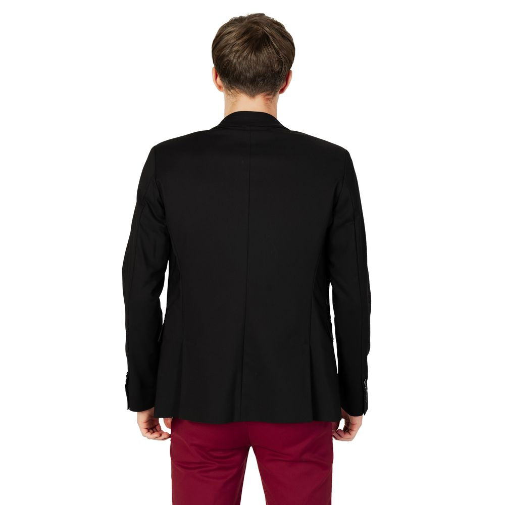 Front view with bag zipped and handles upright.