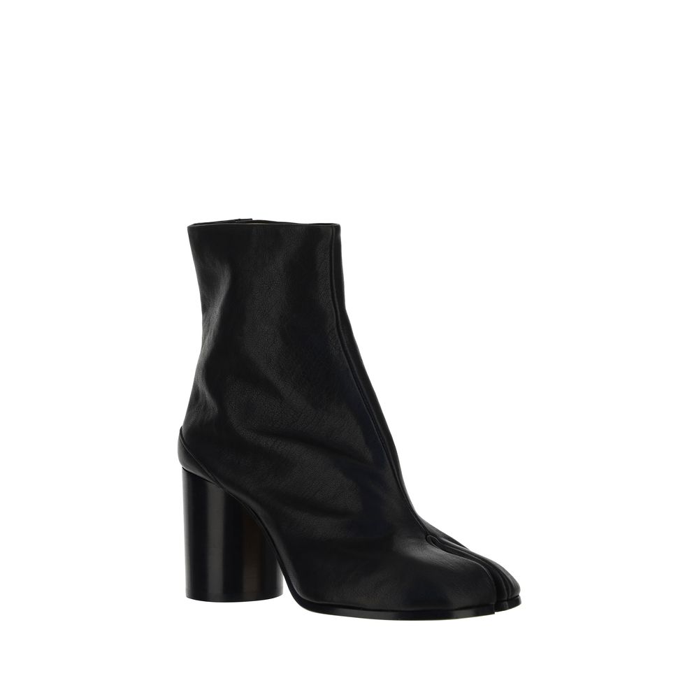 Margiela Black Lamb Ovis Aries Aries Ankle Boots with split toe design and cylindrical heel for versatile elegant looks.